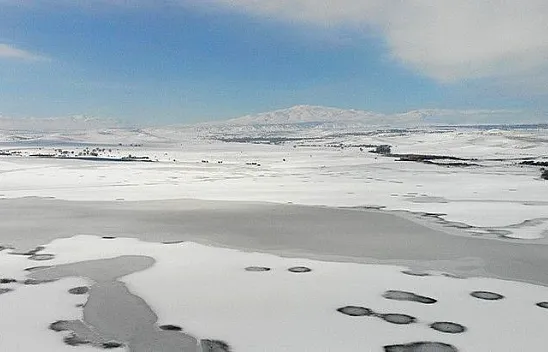 Elazığ'da baraj gölü dondu