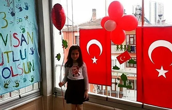 Elazığ'da çocuklar 23 Nisan coşkusunu evlerinde yaşadı