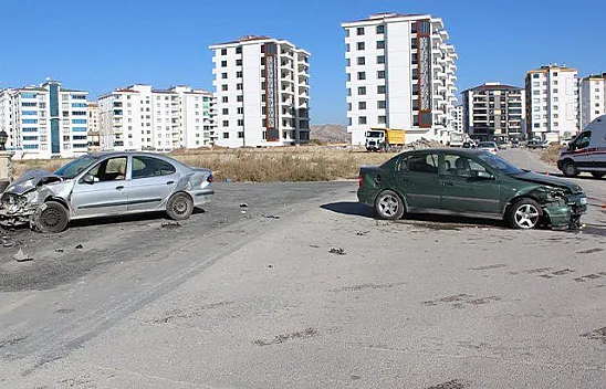 Elazığ'da feci kaza! 12 yaralı