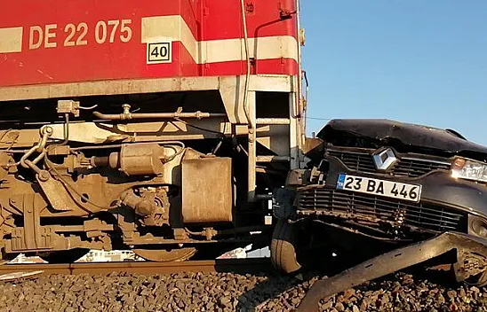 Elazığ'da tren araca çarptı