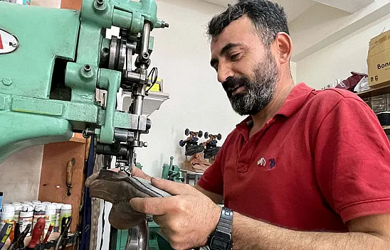 Elazığlı ayakkabı tamircisi Mehmet Kazar'ın okuma aşkı!