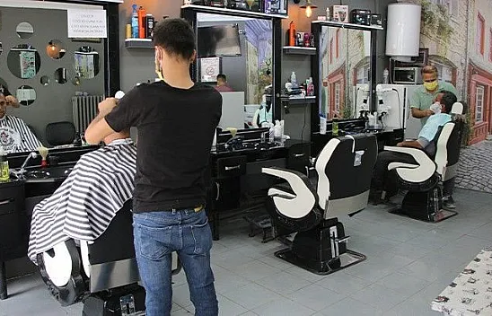 Elazığlı berberden aşı kampanyası