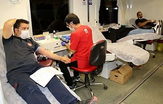 Elazığlı itfaiyeciler Kızılay'a kan vermeye koştular