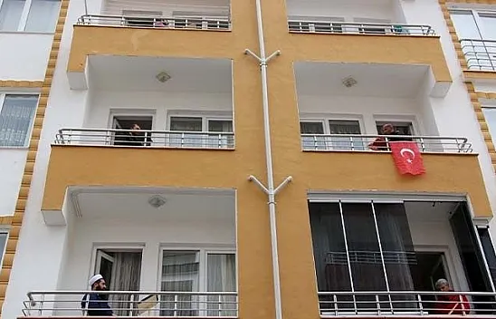 Elazığlılar mukabele geleneğini balkonlarında sürdürüyor