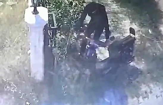 Elektrikli motosikletin çalınma anı kamerada