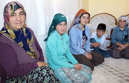 Eli öpülesi örnek anne