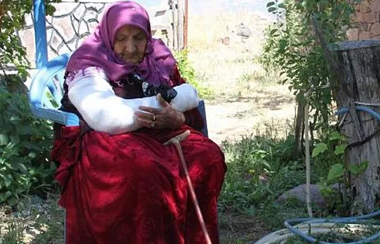 Elif nine, depremde düştü kolunu kırdı