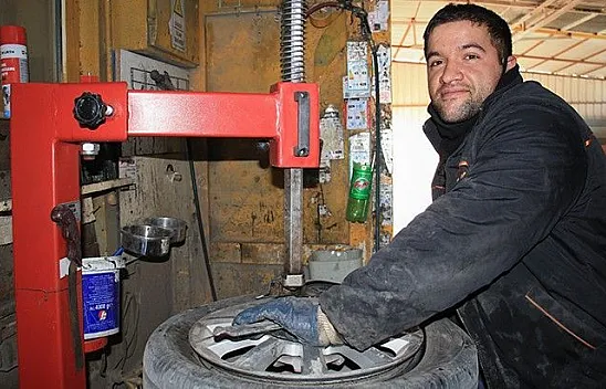 Engellerini aştı, hem kendi parasını kazanıyor hem de usta oldu