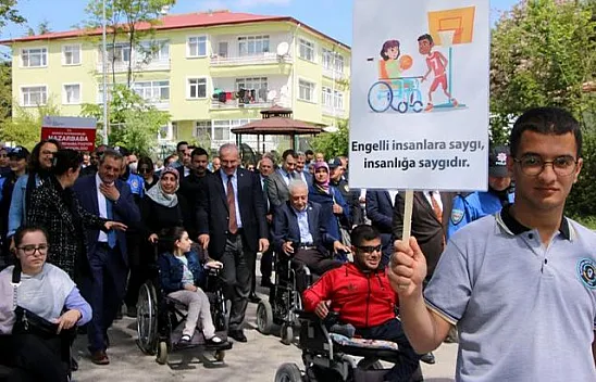 Engelli bireyler farkındalık için yürüdü