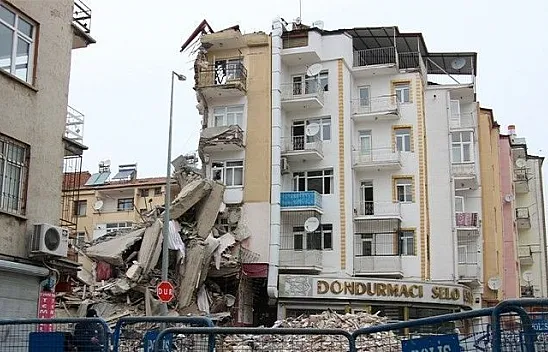 Enkaz kaldırma çalışmaları sürüyor