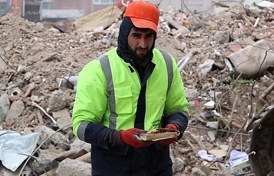 Enkazda Kur'an-ı Kerim ve bayrak hassasiyeti