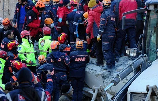 Enkazdan 15 saatin ardından 1 kişi daha sağ çıkarıldı