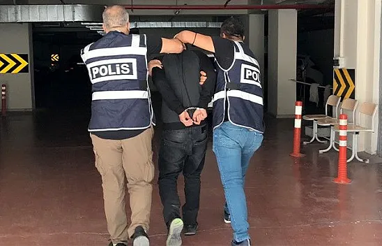 Eşini silahla vurup kaçmıştı! Yakalandı...