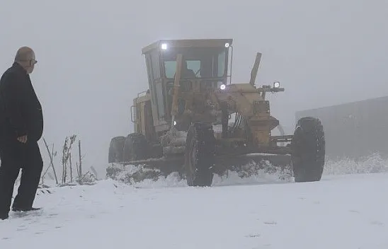 Etkili olan kar yağışı 14 köy yolunu kapattı