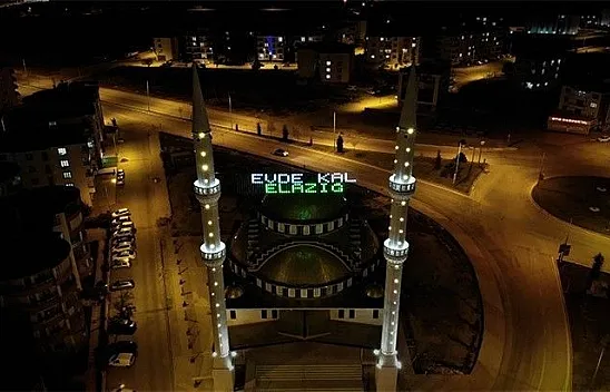 'Evde Kal Elazığ' yazılı mahya asıldı