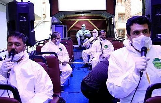 Evdeki gençlere Kürsübaşılı sürpriz doğum günü