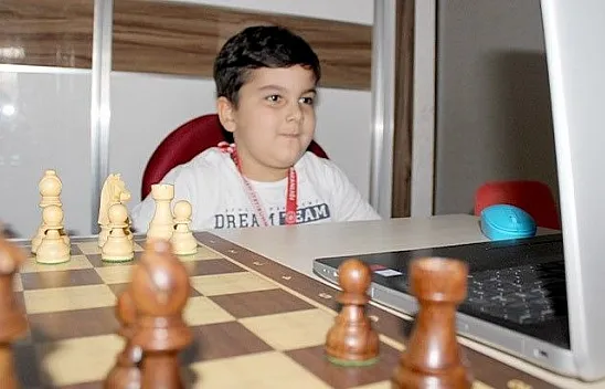 Evden çıkamayan çocuklara online satranç eğitimi