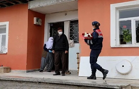 Evden çıkamayan emekli işçilere çiçekli Vefa