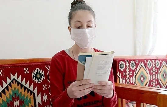 Evden çıkamayan gençler kitap okuyarak zaman geçiriyor