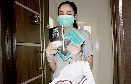 Evden çıkamayan gençlere kitap ulaştırılıyor