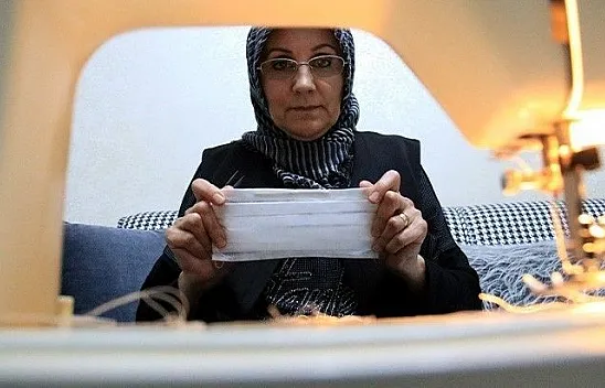 Evden sağlıkçılar için gönüllü olarak maske dikiyor