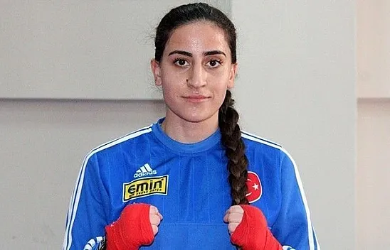 Evinde sürdürdüğü antrenmanlarını salona taşıdı