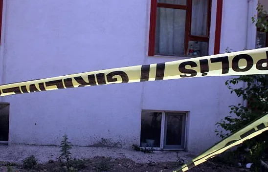 Evini bastığı çifti pompalı tüfekle vurdu