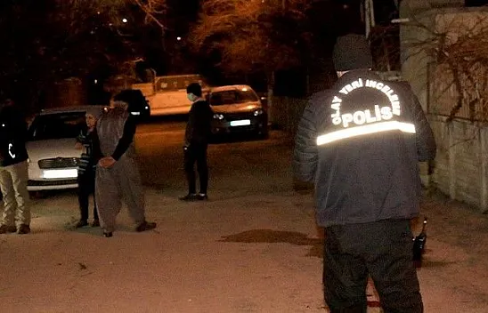 Evinin önünde silahla vuruldu