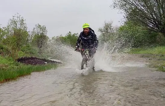 Farkındalık için yağmurda pedal çevirdiler