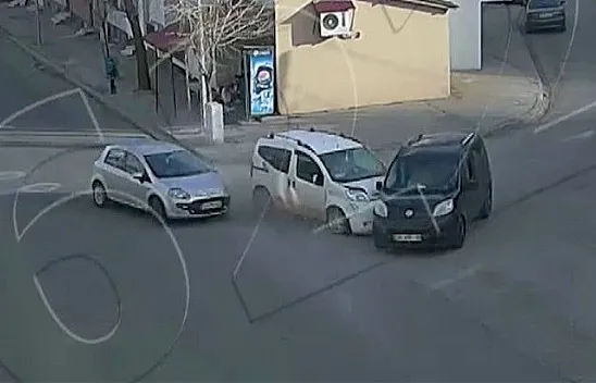 Feci kaza anları kamerada...