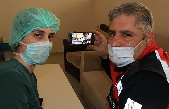 Fedakar sağlıkçılar, çocuklarının doğum gününü 'Online' kutladı