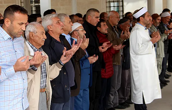 Filistin'de hayatını kaybedenler için gıyabi cenaze namazı kılındı