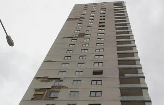 Fırtına ikiz kulelerin yalıtımını söktü