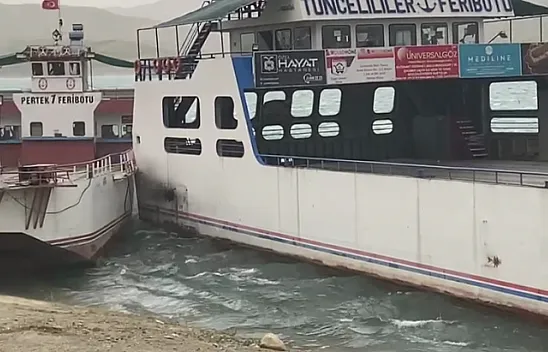 Fırtına nedeniyle feribotlar çarpıştı