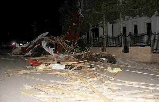 Fırtına yıktı geçti