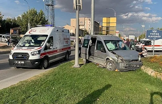 Freni boşalan kamyon araçlara çarptı