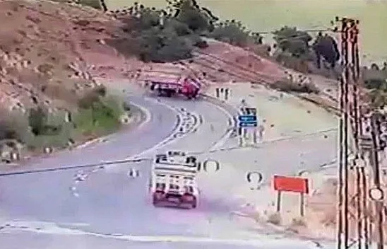 Freni boşalan kamyonun devrilme anı kamerada
