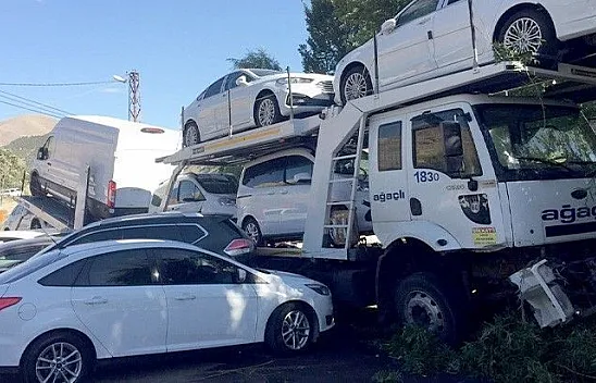 Freni boşalan TIR dehşet saçtı!