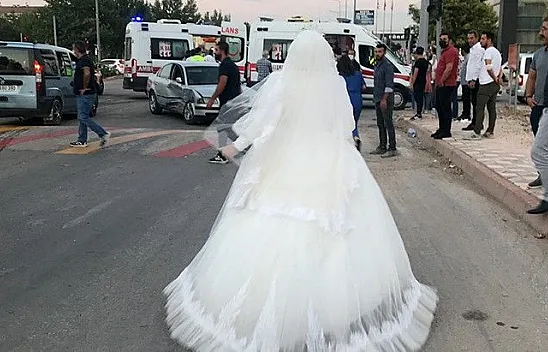 Gelin düğünü bıraktı, trafik kazasında yaralanan teyzesine koştu