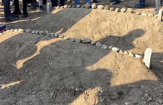 Genç çift son yolculuğuna yan yana uğurlandı