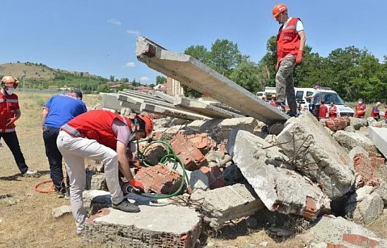 Gerçeği aratmayan deprem tatbikatı