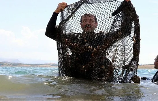 Gönüllü dalgıçlar göl ve barajları temizliyor