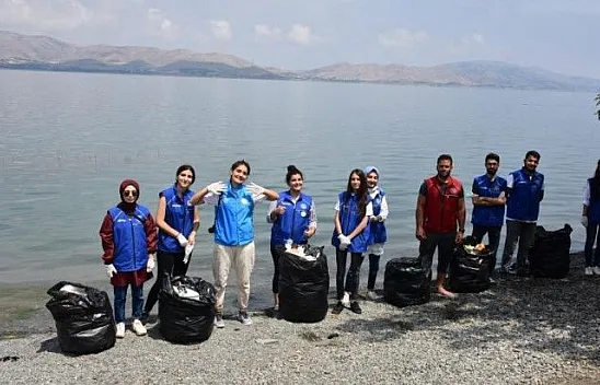 Gönüllü gençler Hazar Gölü çevresini temizledi