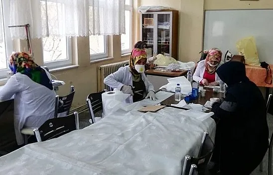 Gönüllü kadın usta öğreticiler maske üretimine başladı