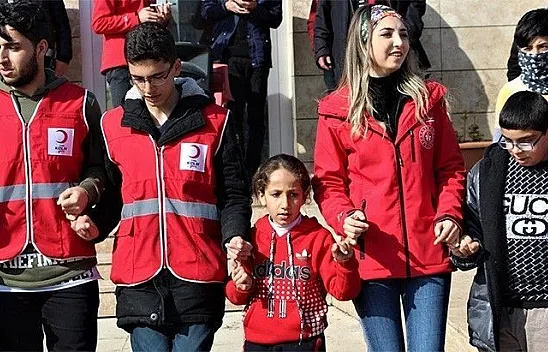 Gönüllüler, çocukların depremin etkisinden kurtulmasına aracılık ediyor