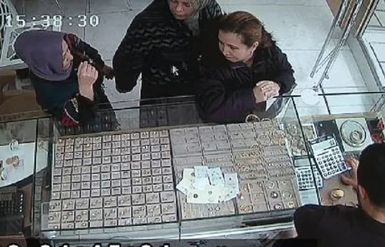 Organize bilezik hırsızlığı saniye saniye görüntülendi