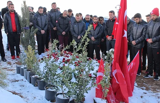 Elazığspor, kahraman şehidin kabrini ziyaret etti