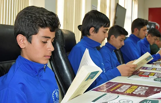 Kitap okuduktan sonra sahaya çıkıyorlar