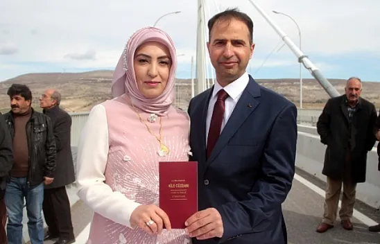 Gelin adayına 'köprüde' sürpriz nikah