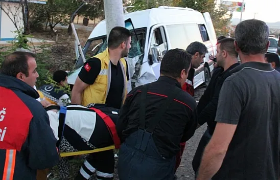 Düğün yolunda kaza: 15 yaralı